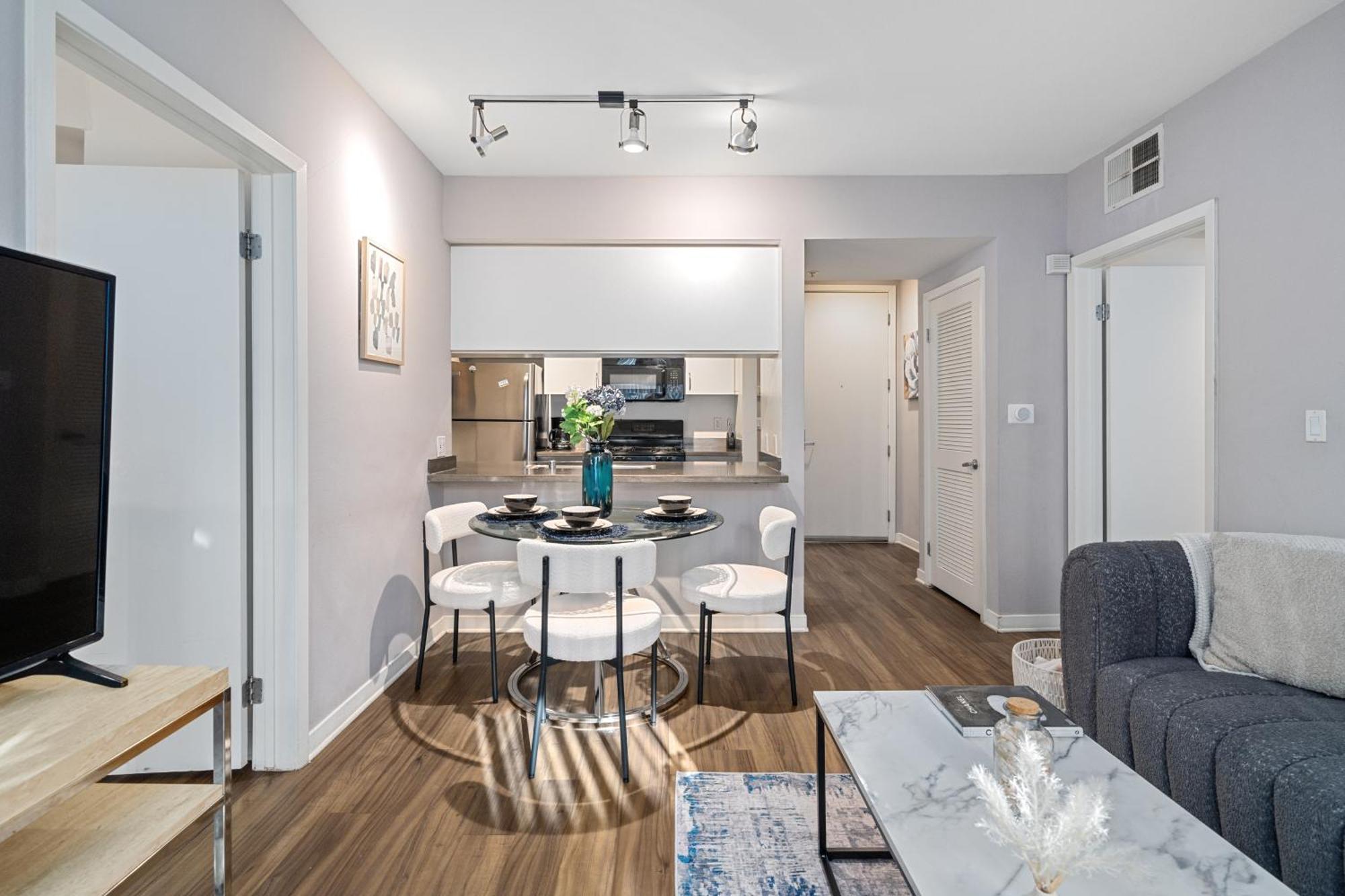 Location Walk To The Chic Condo! Apartamento