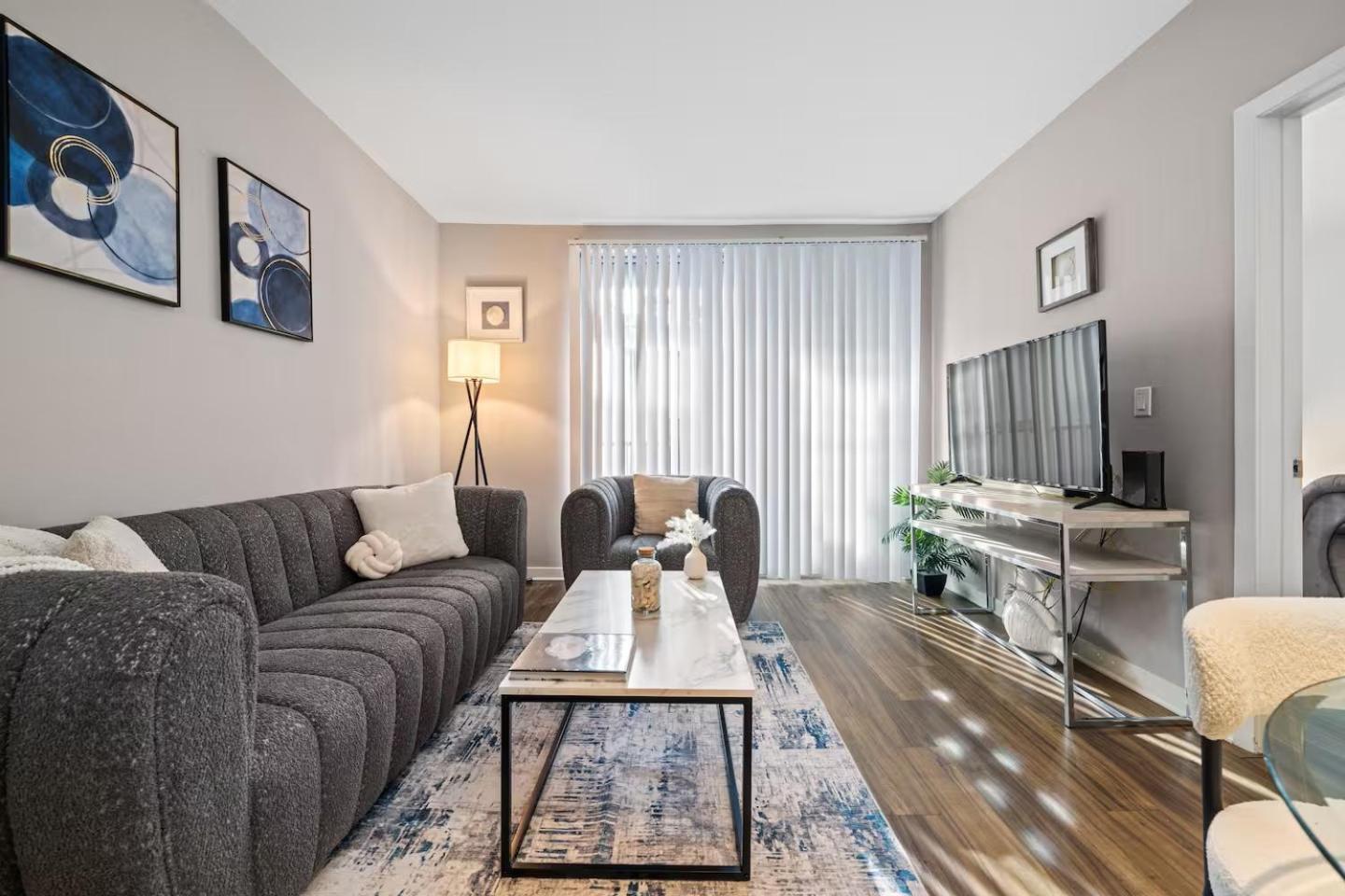Location Walk To The Chic Condo! *